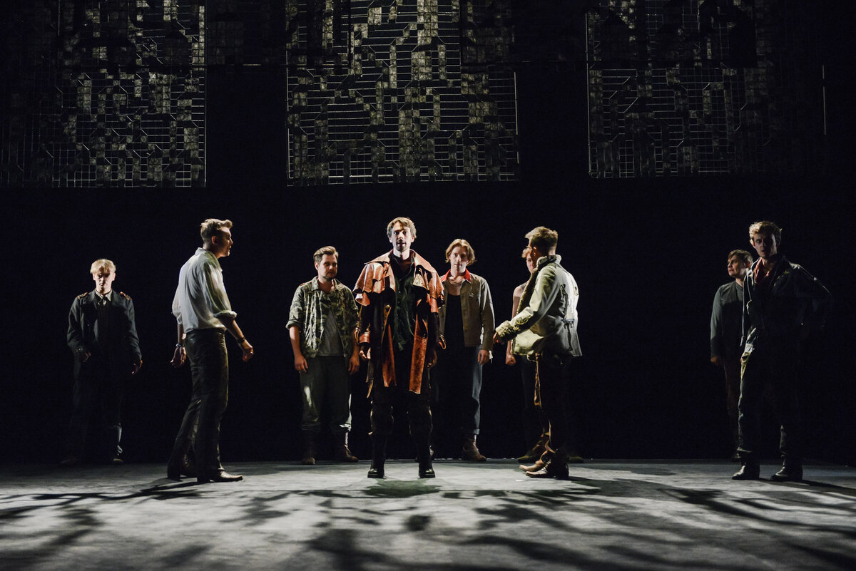 Сцена из спектакля "Разбойники" (МНДТ)