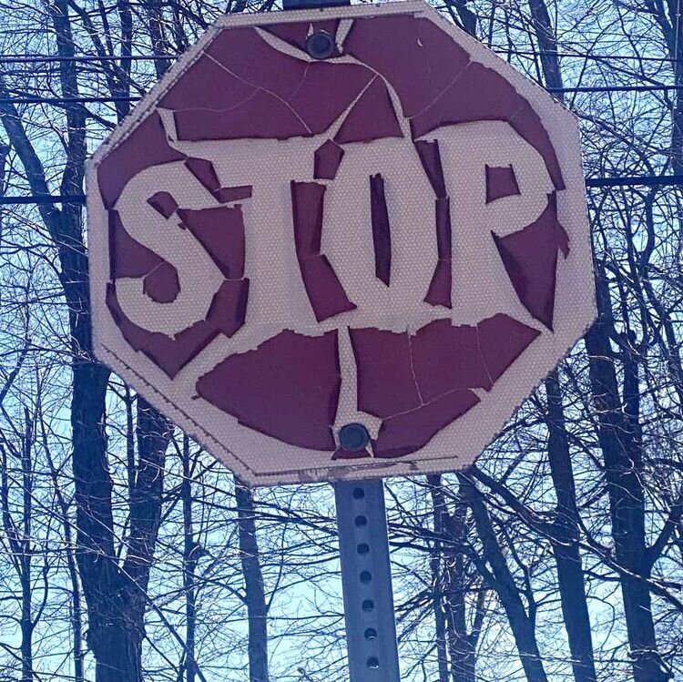 Источник: https://www.reddit.com/r/mildlyinteresting/comments/tivbgn/a_stop_sign_in_my_town_is_so_old_its_become_a