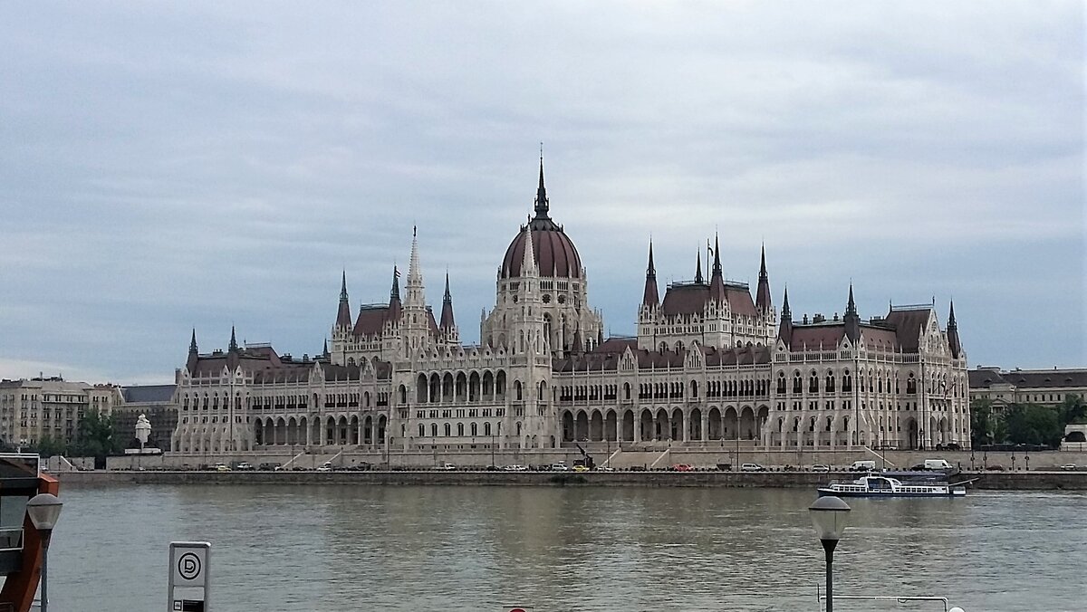 Здание венгерского парламента на левом берегу Дуная в Будапеште