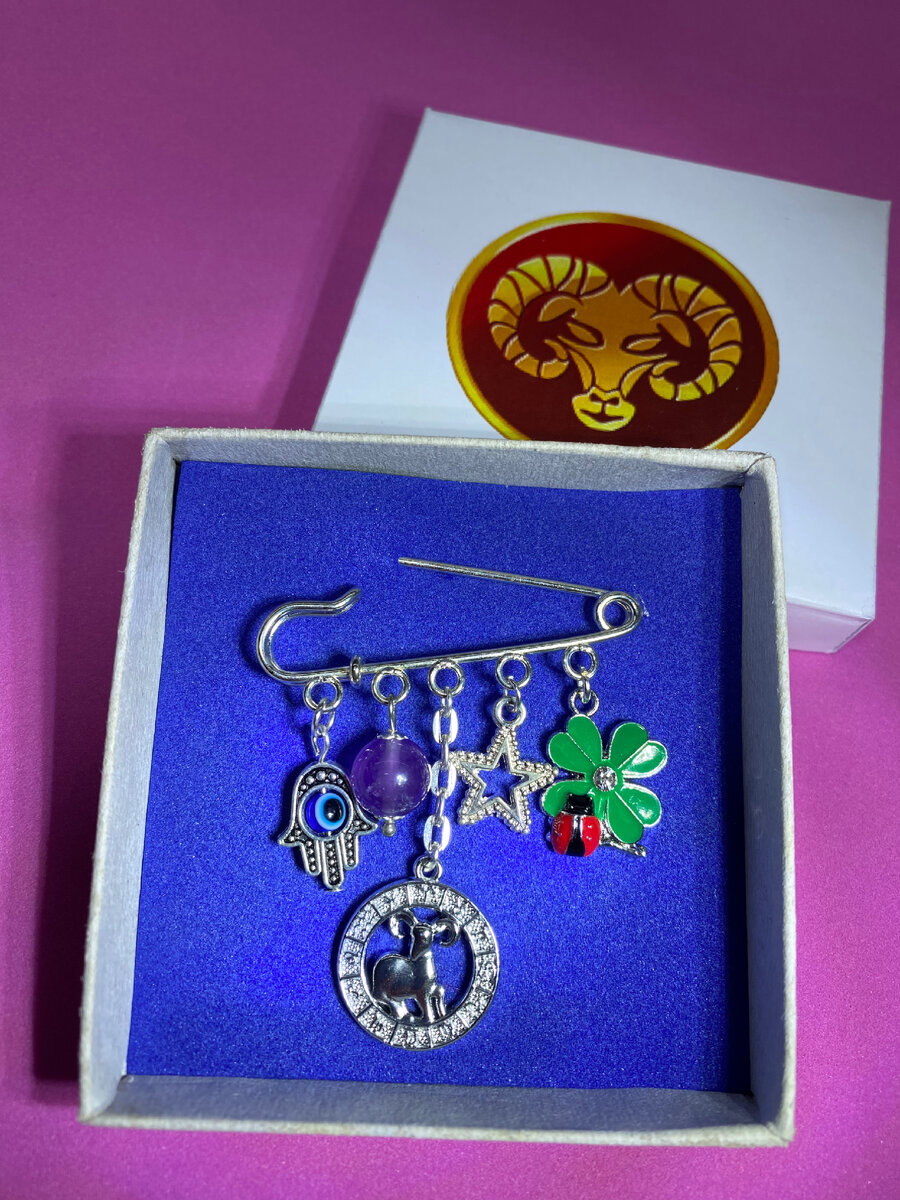 Используется натуральный камень, соответствующий каждый своему знаку. Для удачи подойдёт клевер. Каждый из лепестков обозначает важную сферу: надежду, веру, любовь и везение. В любовных отношениях в год кролика станет верным талисманом аметист и главный символ - сердце. Символ отвечающий за здоровье в 2023 году - круг. Чтобы стать финансово удачливым используется талисман зелёного цвета. А чтобы уберечь себя от негативного воздействия используется талисман в форме звёзды. 