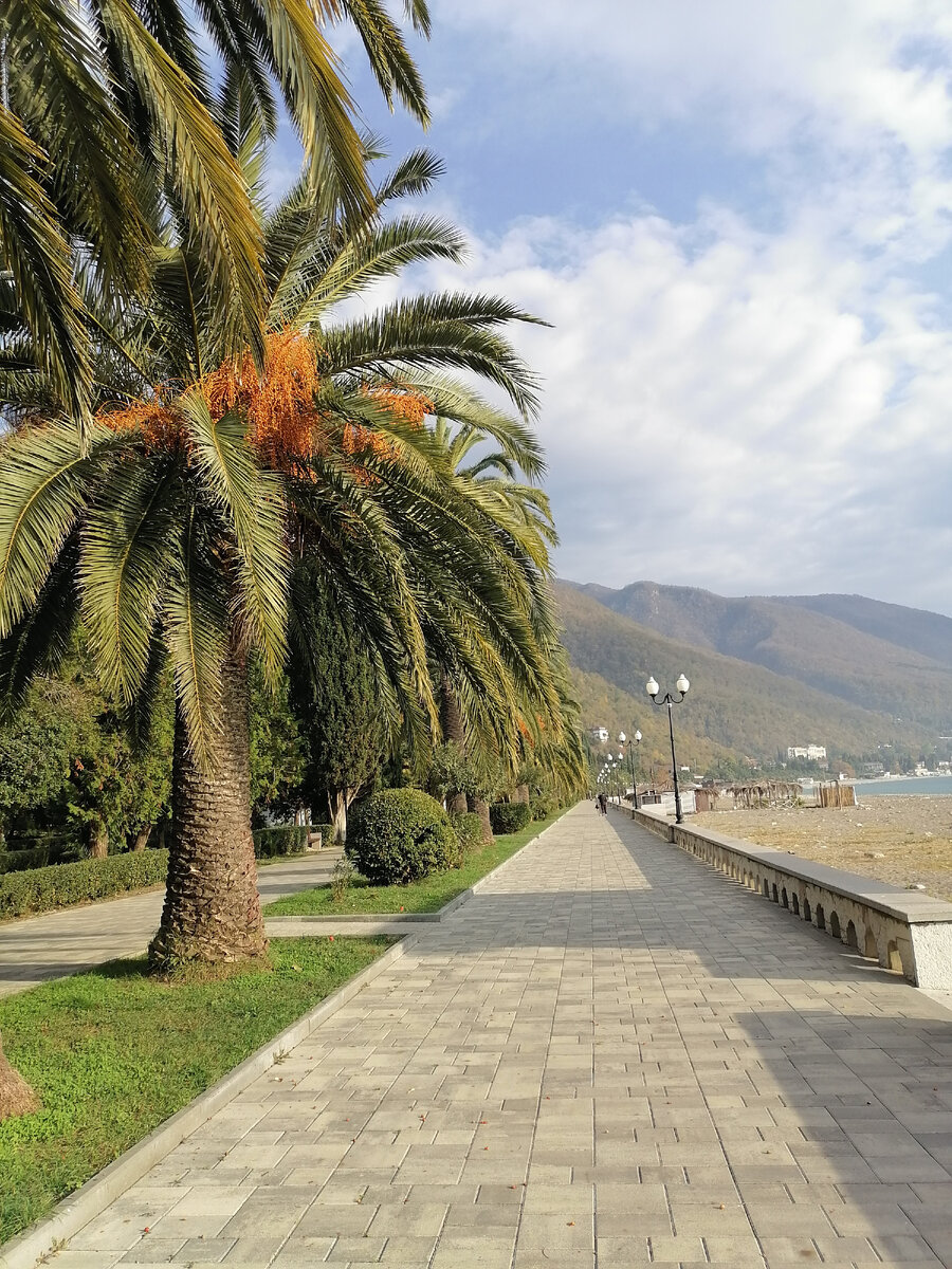 Набережная в Гагре. Сейчас пустынно и комфортно