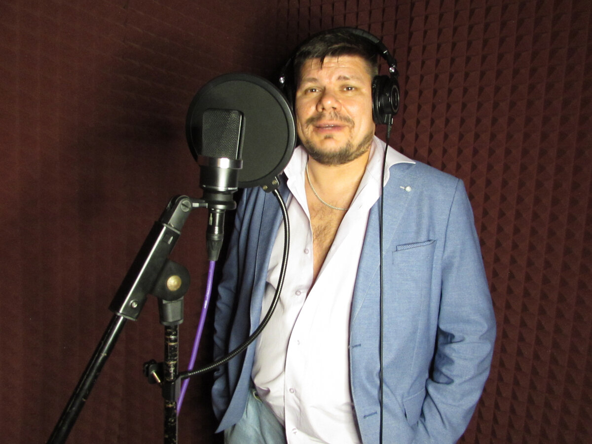 В студии на записи песни "Вперед!" 