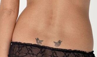 Татуировка ласточек на пояснице Кейт Мосс