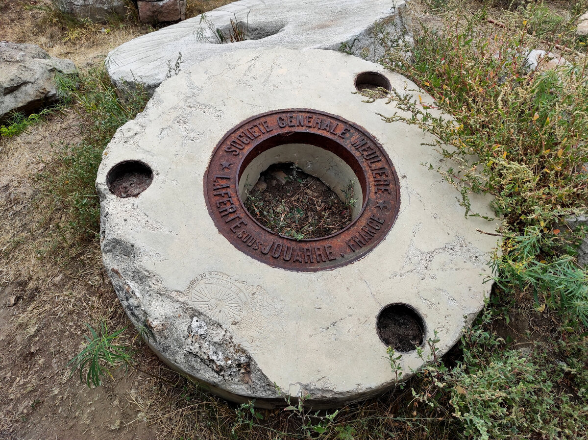 Французский камень от жернова в музее каменных изваяний Россо-Ариев