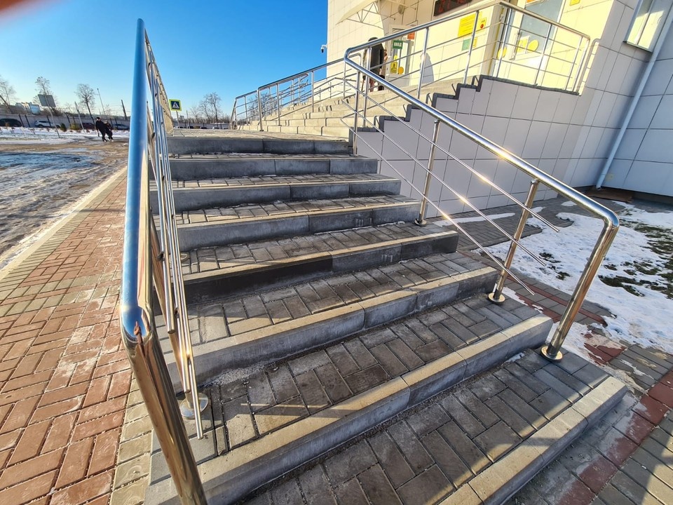     Чтобы попасть в травмпункт в БСМП, надо преодолеть лестницу.