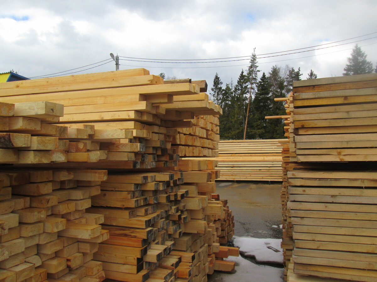 Штабель пиломатериалов.