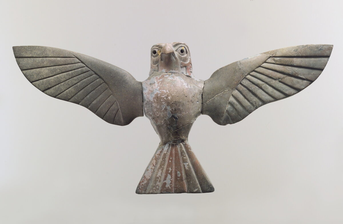 Мебельная табличка в виде сокола из слоновой кости, Ассирия,  18 век до н.э. Из собрания музея Метрополитен.