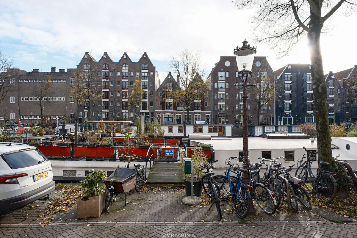 Приехал в Амстердам и ошалел от количества велосипедов прямо на вокзале. Хотя, не так все и страшно