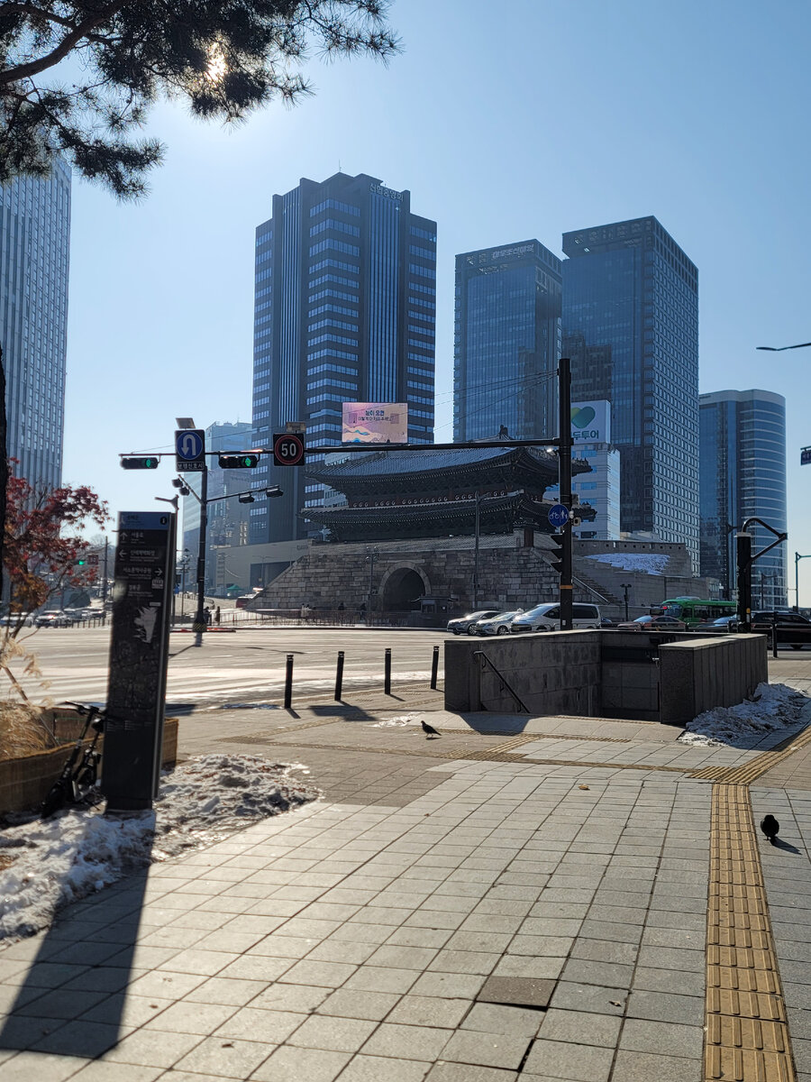 Sungnyemun Gate - одни из старейших ворот города