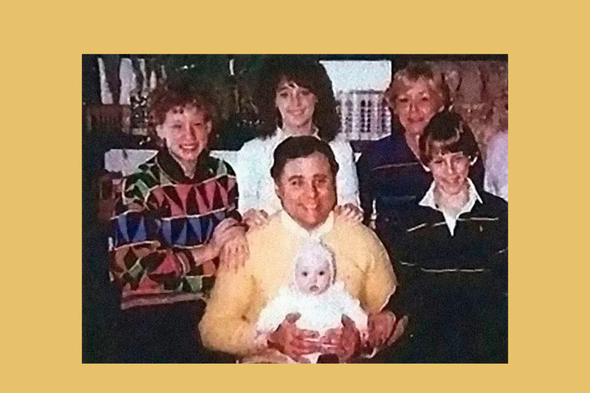     Ты видишь милое семейное фото, но на самом деле на нем происходят жуткие вещи