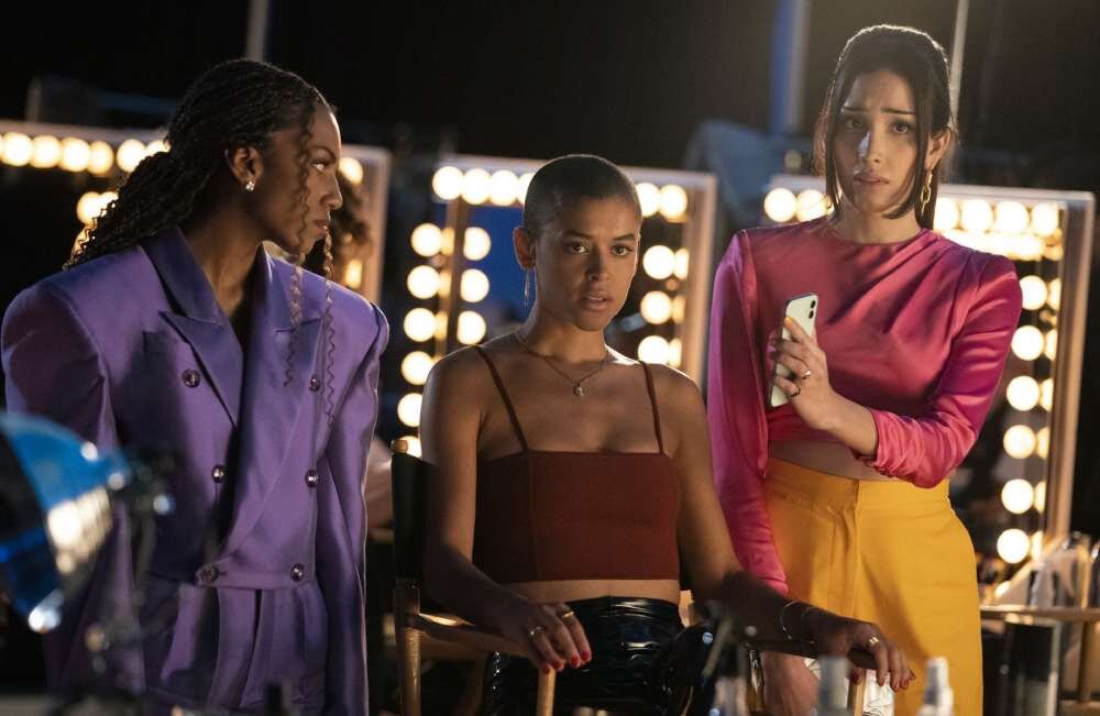 Детишечки. Девушка в розовом явно перед зеркалом репетирует выражение лица