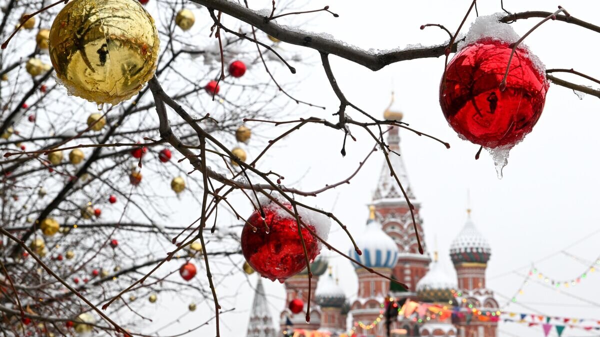    Новогодние украшения на Манежной площади в Москве© РИА Новости / Рамиль Ситдиков