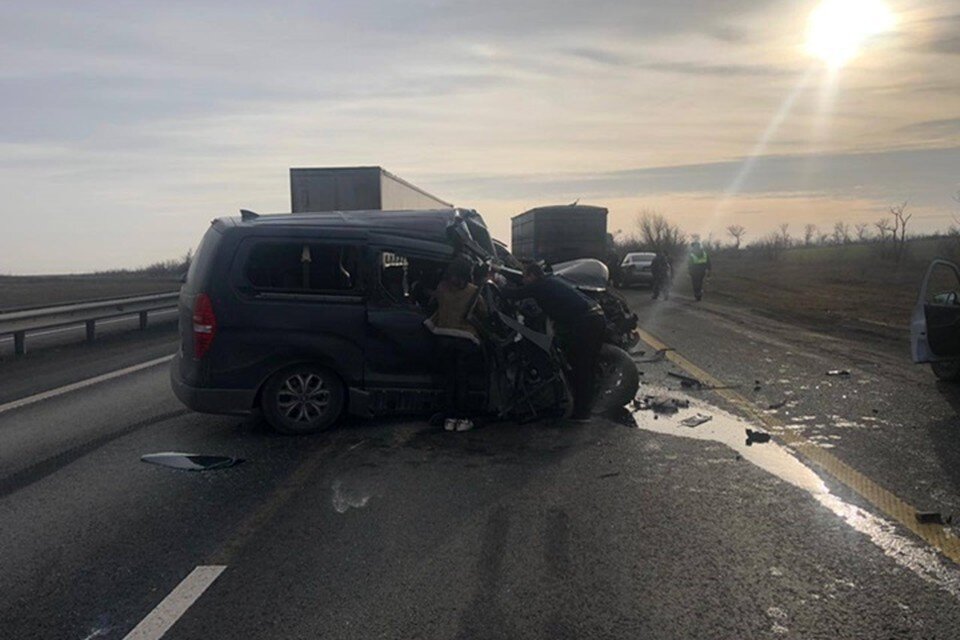     ДТП произошло на трассе М-4 "Дон". Фото: отдел пропаганды ГИБДД по Ростовской области.