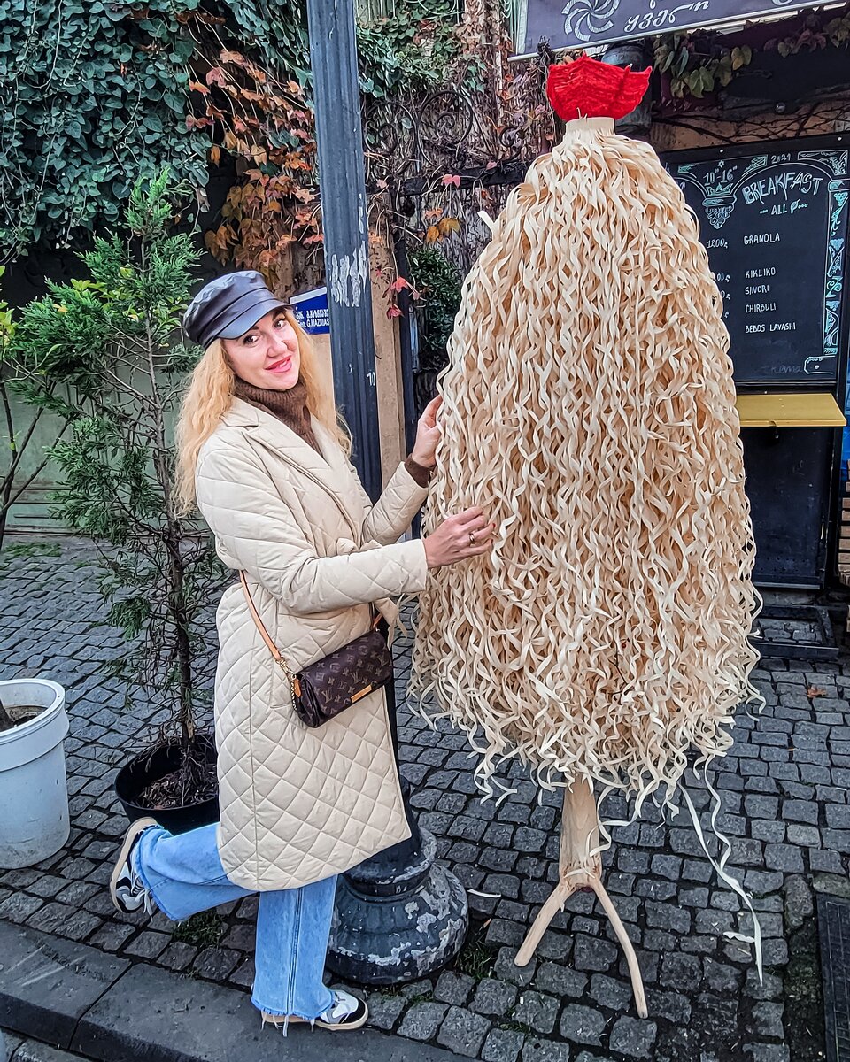 Не могла пройти мимо этого чичилаки и не сделать с ним фото. Ну, прелесть же?))