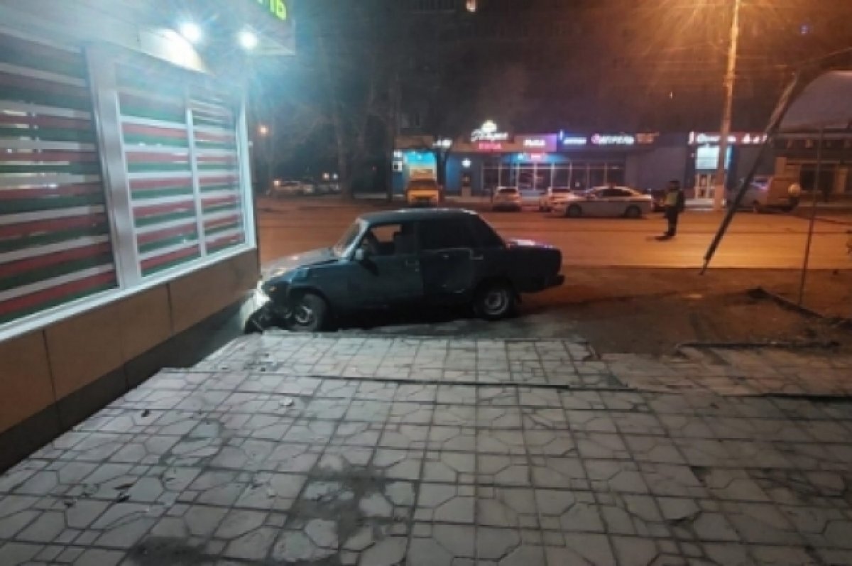    В Волгограде владелица «семерки» покалечила припаркованную «Ладу X-Ray»