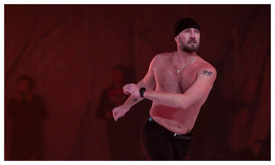    Роман Костомаров подключен к аппарату ИВЛ. Фото: Global Look Press