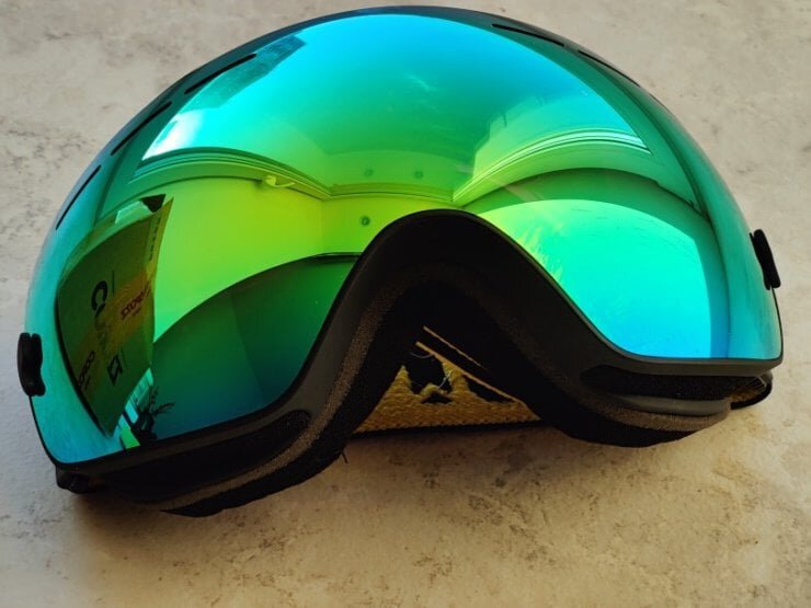    Очки плотно прилегают к лицу и не пропускают ничего лишнего.