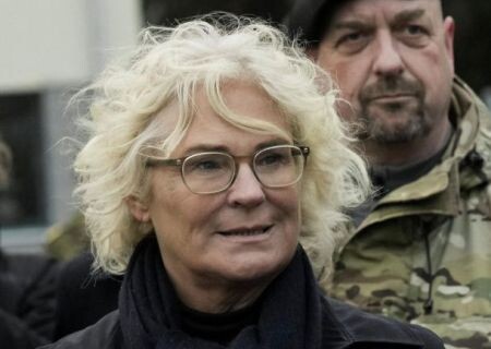    Кристин Ламбрехт уходит с должности министра обороны Германии