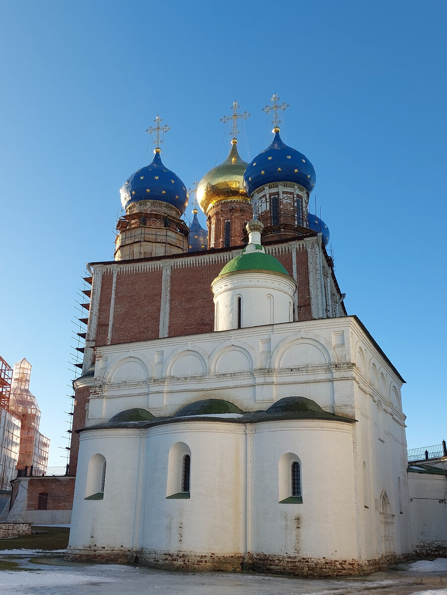 На переднем плане Архангельский собор, на заднем плане купола Успенского собора