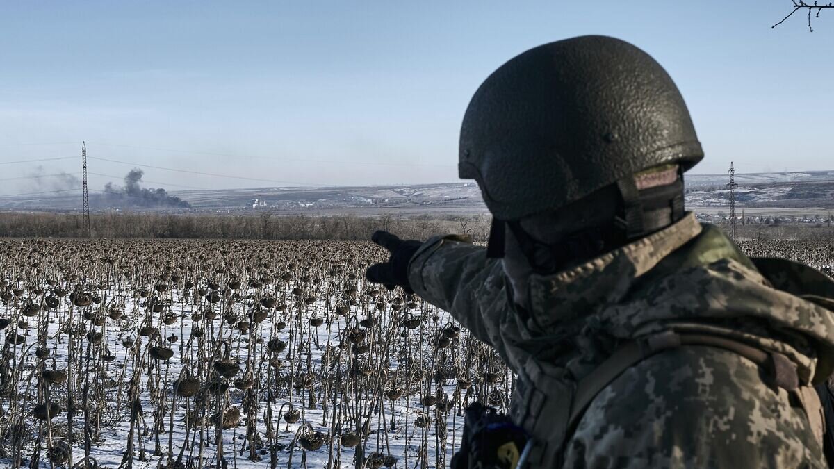    Украинский военный возле Соледара© AP Photo / LIBKOS