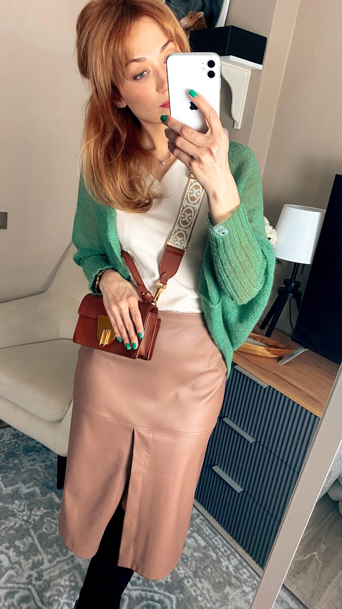 Юбка из экокожи, вязанный топ из смеси хлопка с вискозой и нежнейший шраг из кидмохера Зефир, ботфорты Tervolina, сумка Coccinelle.