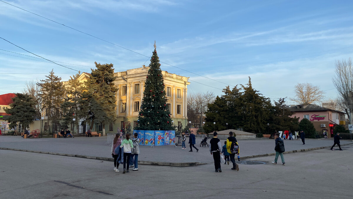 крымка джанкойский район. цветы возле школы. новый джанкой. столовая 4 школа джанкой. новый джанкой.