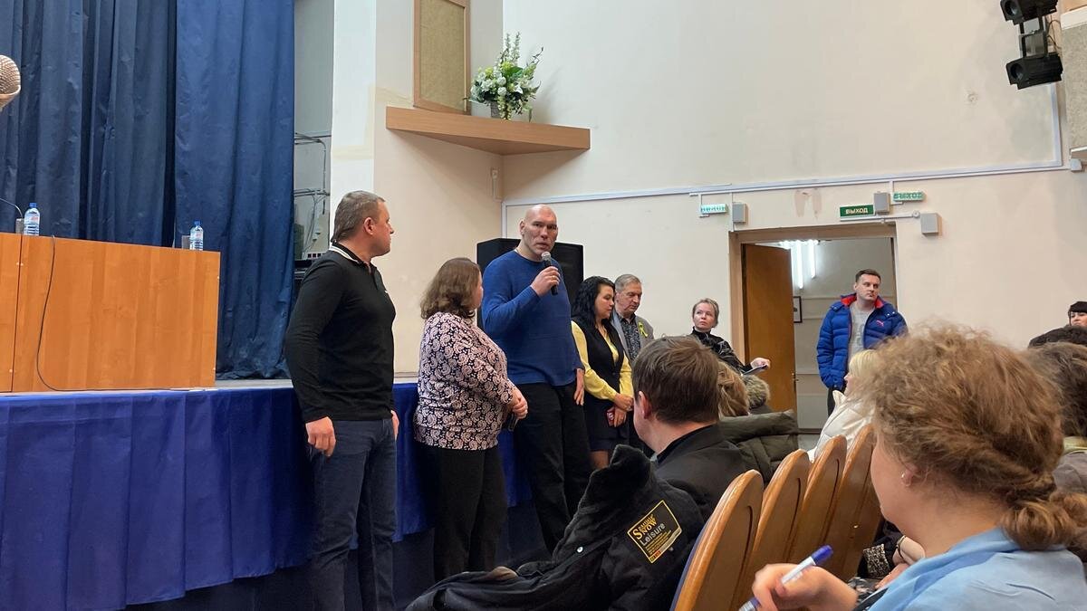    Николай Валуев на встрече с жителями Красносельского района. Фото: Дарья Дмитриева / MR7