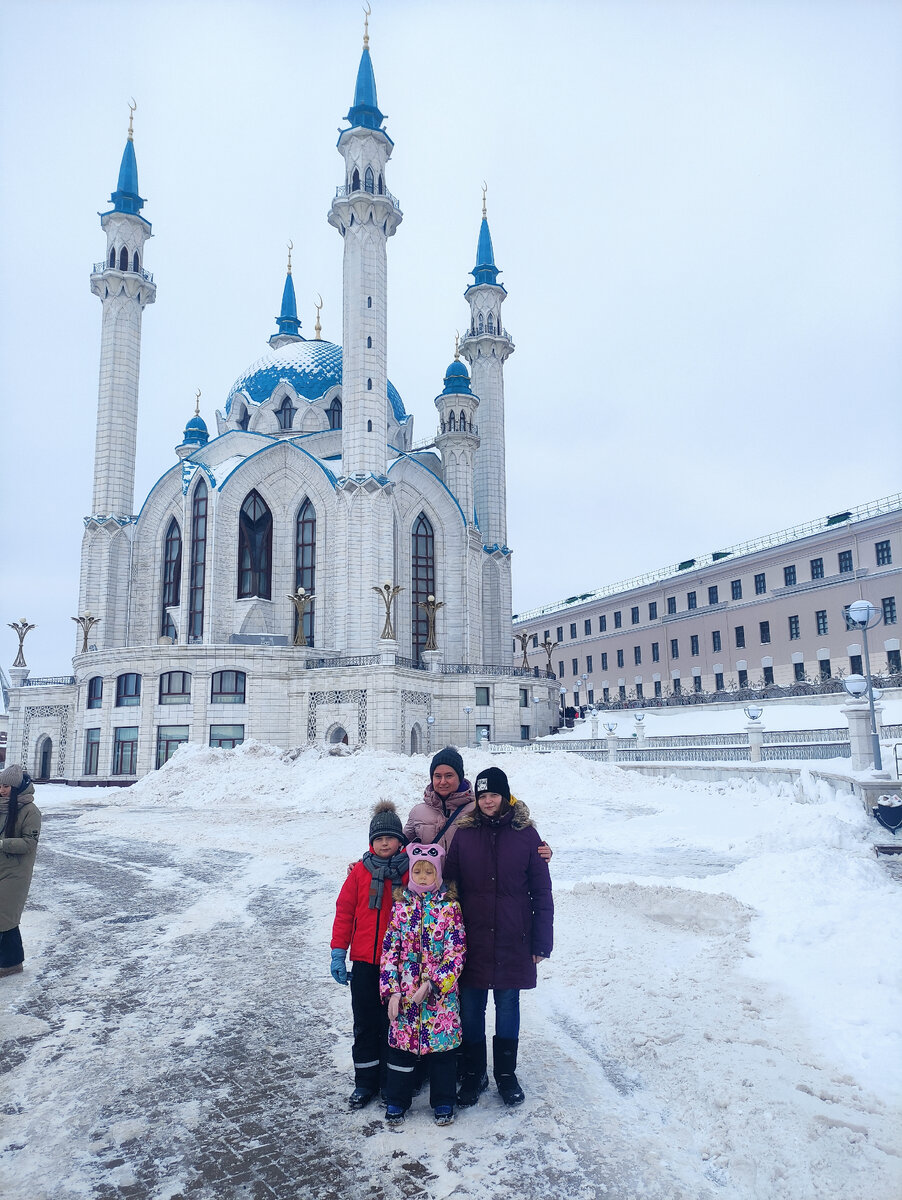 У всех, кто приезжает из Казани, есть фото с мечетью Кул-Шариф. Нам тоже почти получилось его сделать.