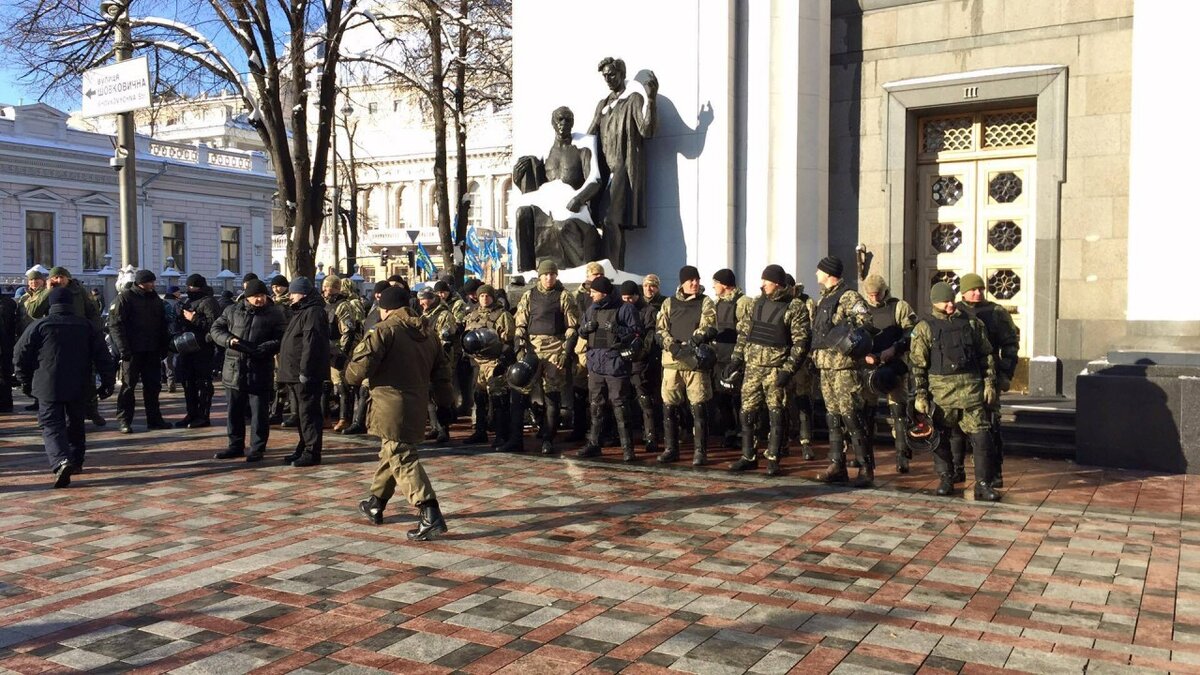  На улице Банковой.  фото: картинки  яндекса.