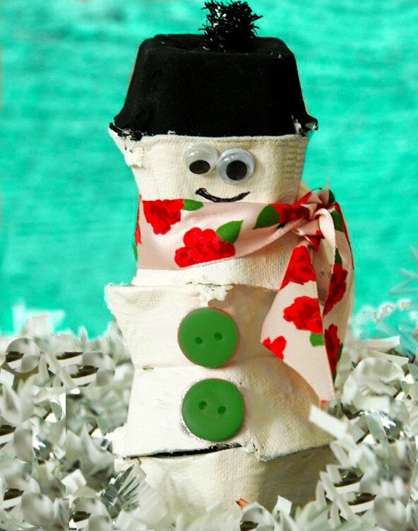 Снеговик из яичных лотков