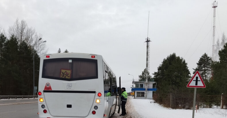     Полицейские проверили безопасности перевозок взрослых и детей