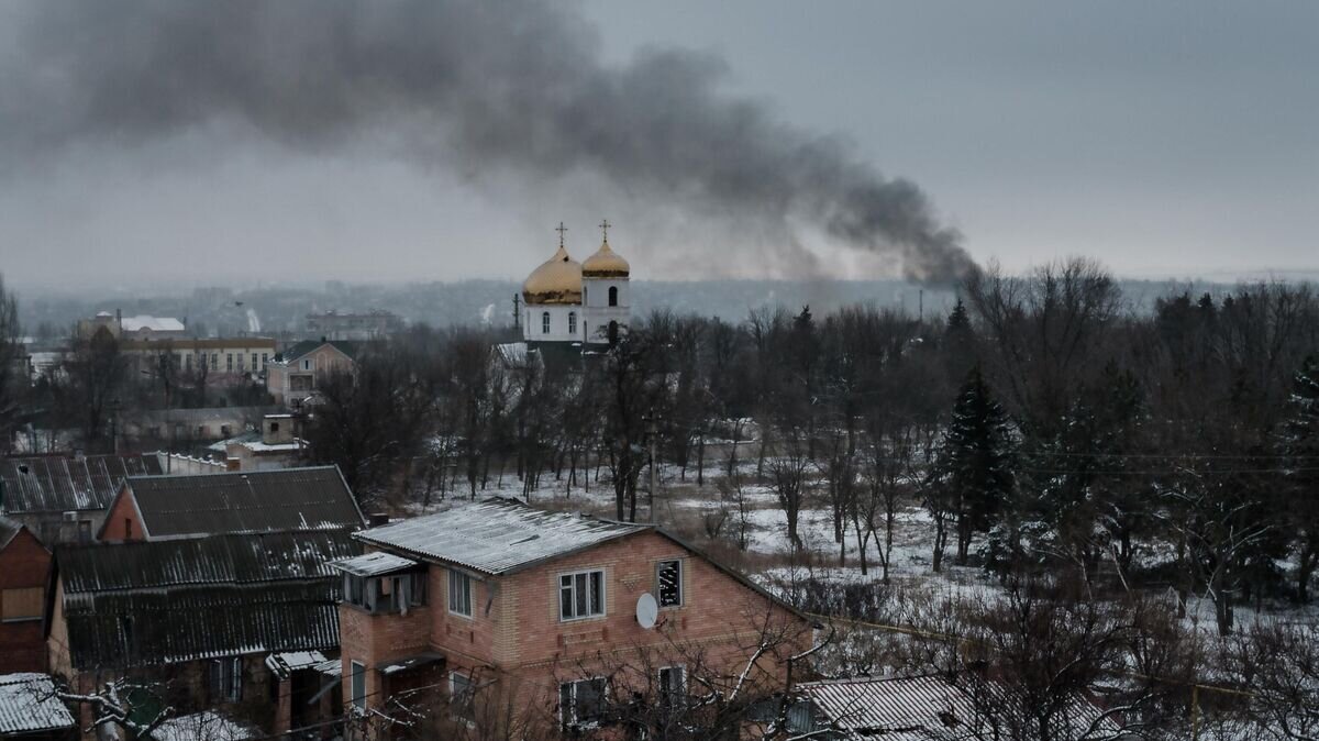    Дым над Артемовском© AFP 2023 / YASUYOSHI CHIBA