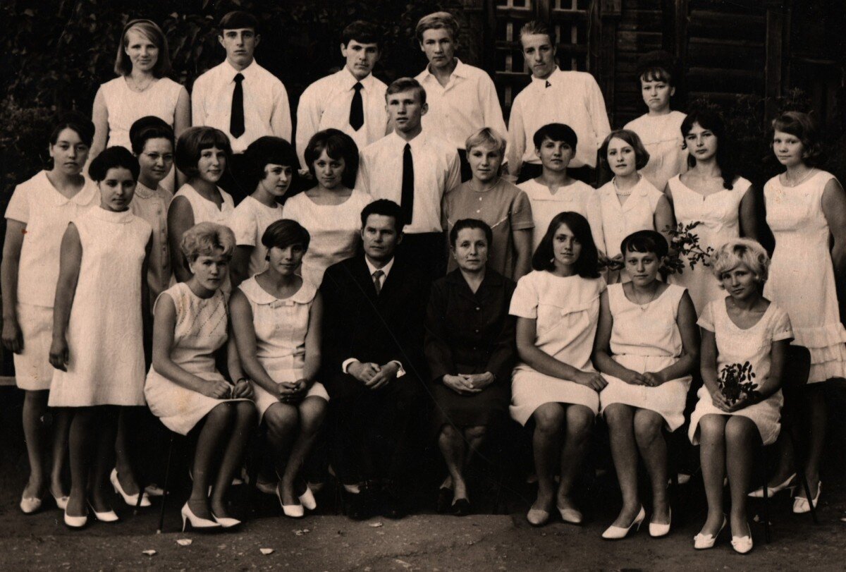 28 июня 1968 г. 10-й класс «Б». Выпускной вечер (слева направо):I ряд: Никитина Катя, Александрова Таня, Мишина Валя, классный руководитель Бочков Анатолий Петрович, первая учительница Горохова Мария Григорьевна, Румянцева Вера, Исаева Таня, Груздева ВаляII ряд: Романенко Наташа, Дьячкова Лариса, Сизова Тамара, Андронова Таня, Бокова Мария, Осиюк Алик, Заикина Люба, Тепцова Вера, Тушина Таня, Киркина Тамара, Кошарова ОльгаIII ряд: РАДЧЕНКОВА Лена, Горохов Виктор, Сумароков Женя, Капырин Валера, Киселёв Саша, Иванченко Вера