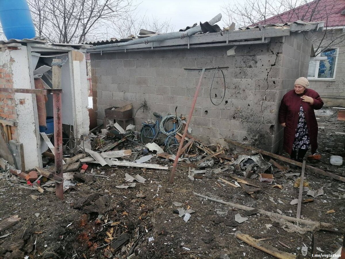 Об этом сообщил губернатор Белгородской области Вячеслав Гладков. 

"Самое главное — пострадавших нет. Снаряды попали на территорию частного домовладения, есть повреждения фасада, кровли и окон, а также хозпостройки", — отметил он.

Гладков также добавил, что один снаряд прилетел в нежилое домовладение, в результате чего дача загорелась.

Оперативные службы находятся на месте и устраняют последствия обстрела.