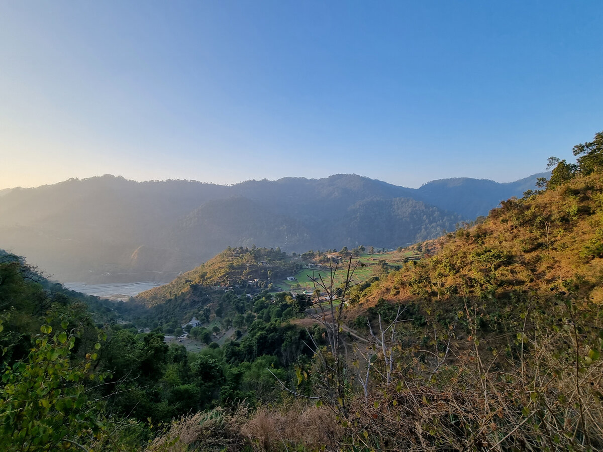 Подъем на Священную гору Чота Кайлас - малый Индйский Кайлас. Все предгорья Гималаев довольно плотно заселены.