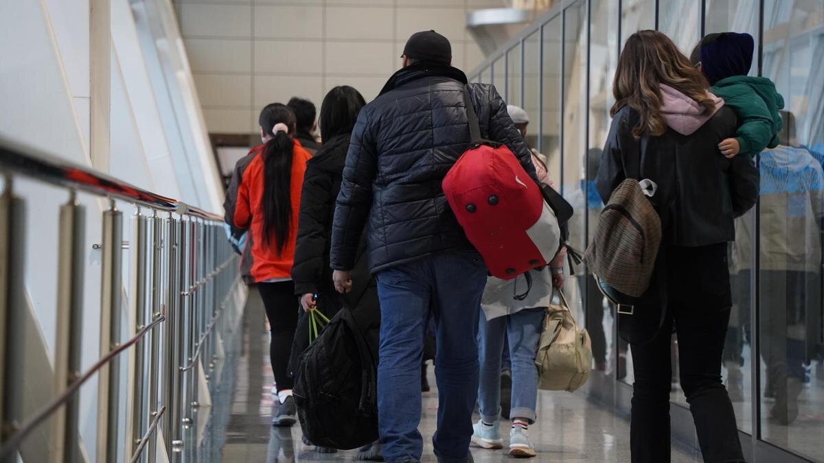    Пассажиры идут к выходу:NUR.KZ / Владимир Третьяков