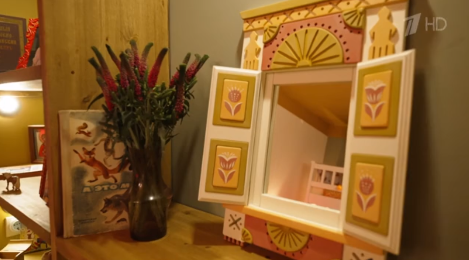 Маленький кусочек уюта из последней передачи. Это зеркала со ставенками и наличниками. Завораживают.