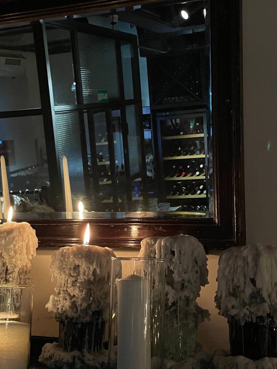 Свечи, стоящие на фортепиано