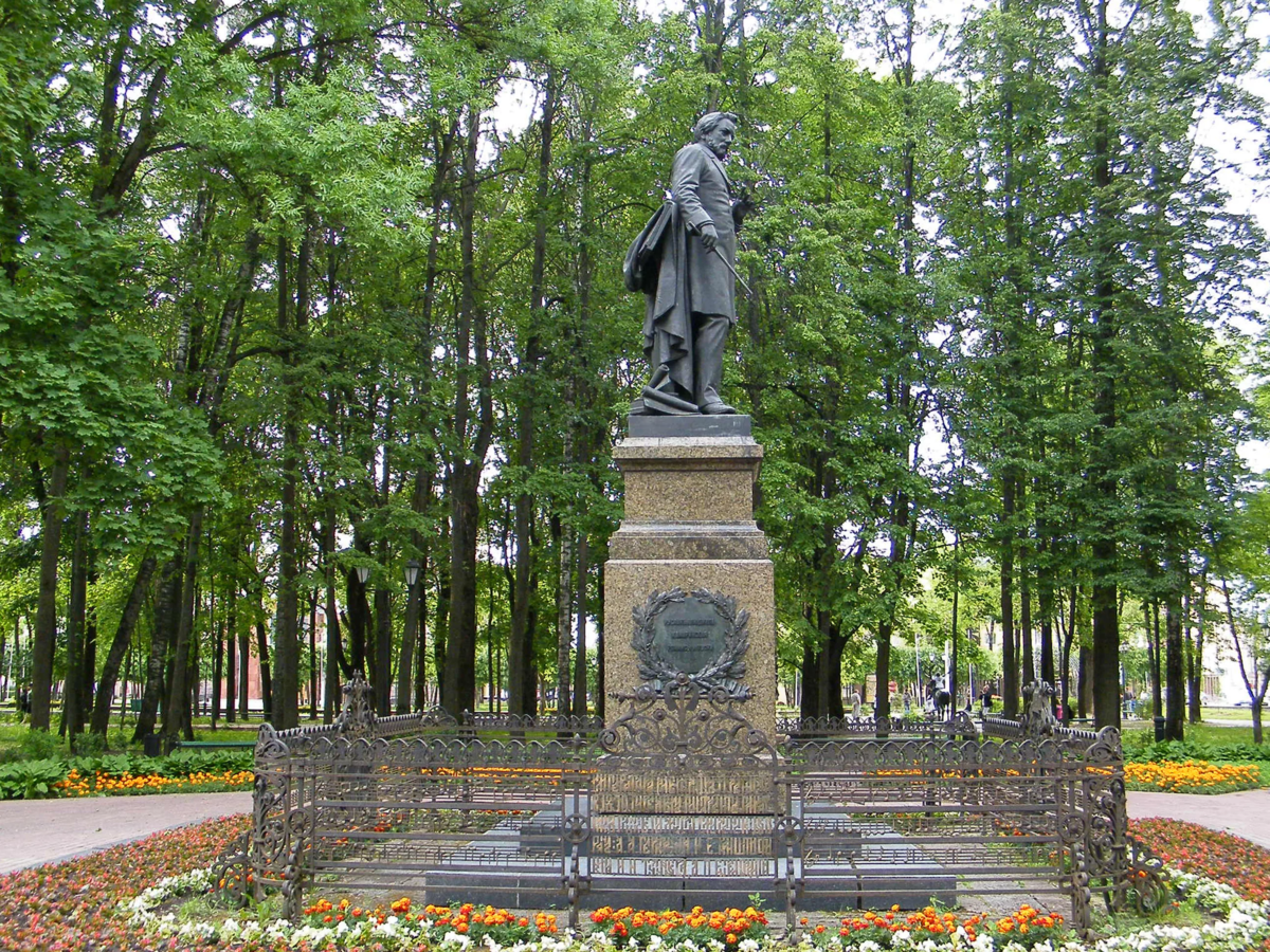 Памятники смоленска. Сад Блонье памятник Глинке. Смоленск парк Блонье Глинка. Сад Блонье Смоленск. Город Смоленск памятник Глинке.