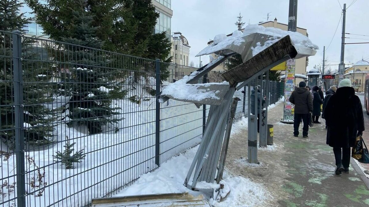     Остановка по улице Московская в Казани превратилась в груду металла. Об этом сообщил корреспондент Inkazan с места события.