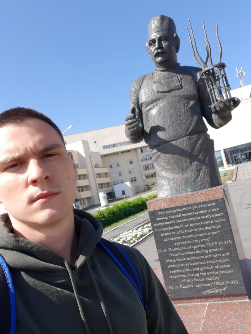 Добравшись до центра, я не мог не сфотографироваться с памятником человеку который дал возможность многим людям изменить свою жизнь.