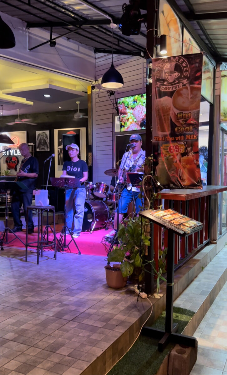 Живая музыка, а кухня подкачала. 