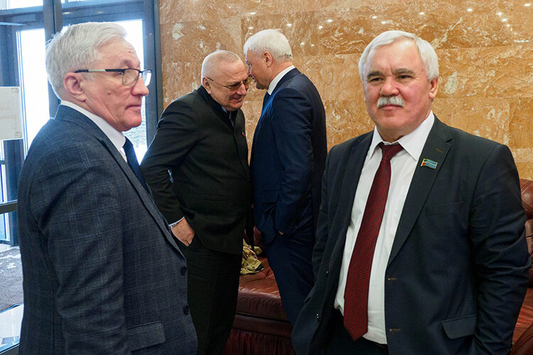    Президент ассоциации фермеров Камияр Байтемиров (слева) начал съезд с признания. Сегодняшние фермерские хозяйства и кооперативы уже не те, что просто производили и фасовали, многие ведут глубокую переработку сельхозпродукции