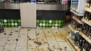     Инцидент произошел в магазине "Пятерочка". Жительница Новосибирска зашла в него, уверенным шагом подошла к стеллажу с алкогольными напитками и начала разбивать бутылки. В общей сложности она разбила 25 бутылок с алкоголем.