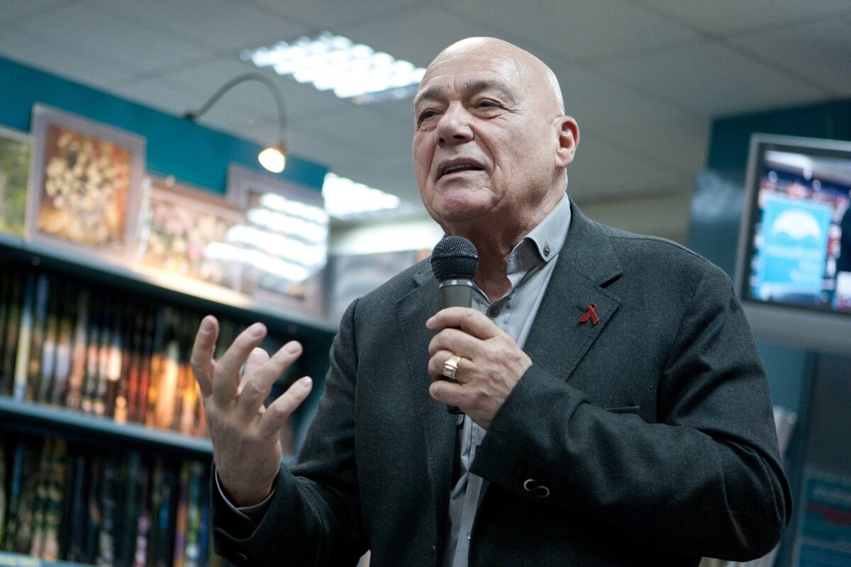 По мнению Познера, американца обманули и Горбачёва, и позднее Ельцина. 