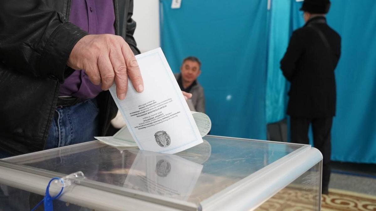    Урны для бюллетеней:NUR.KZ/Владимир Третьяков