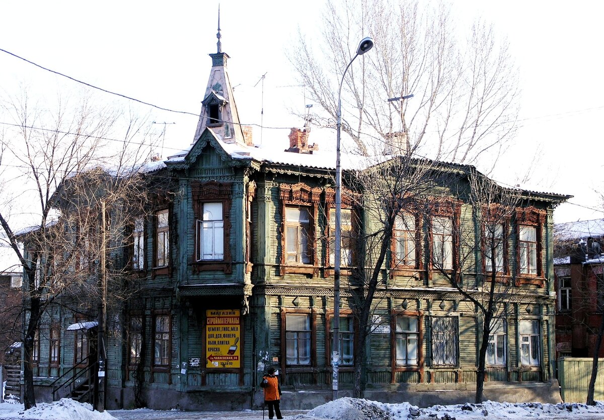 Особенно богат резной декор окон второго этажа