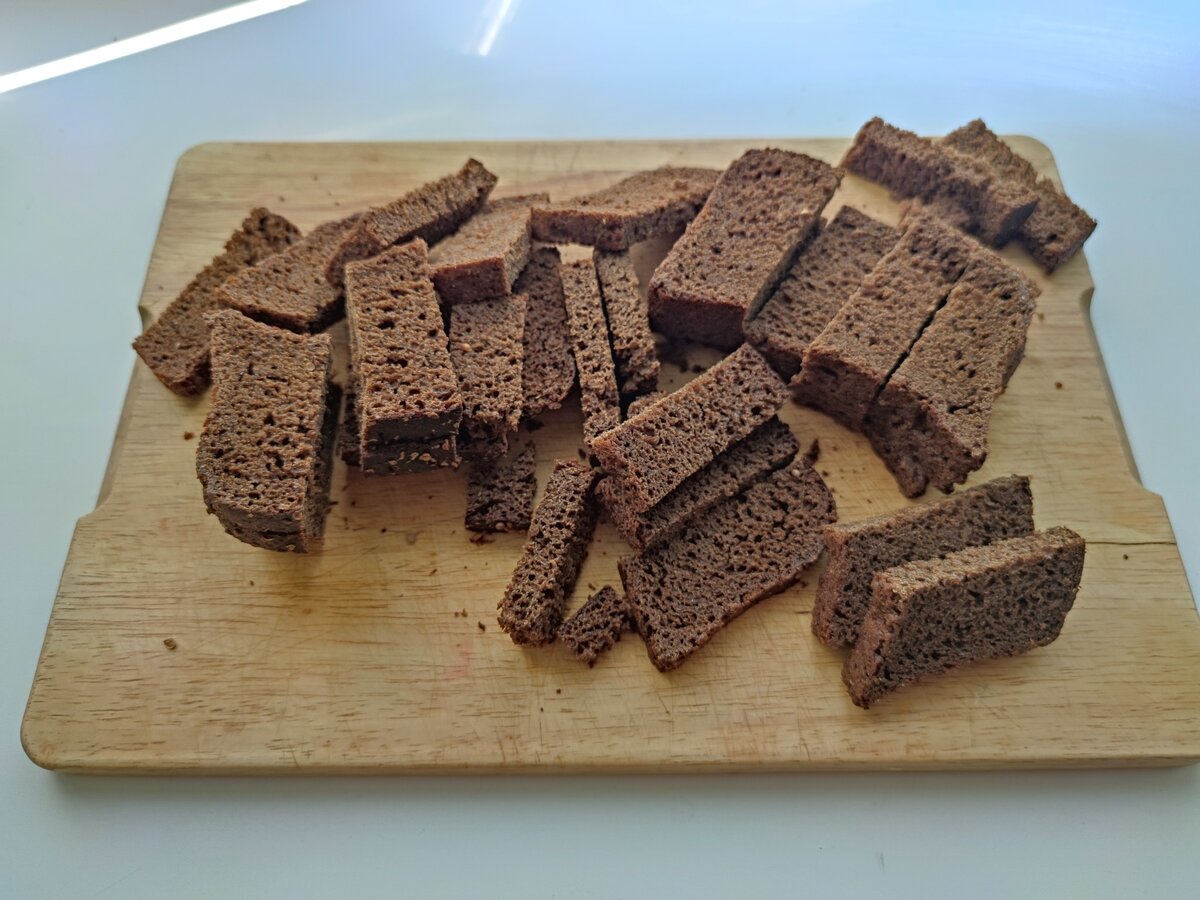 Нарезаем хлеб и подсушивает его в микроволновке или духовке. Можно даже дать ему немного подгореть, тогда цвет кваса будет более насыщенный