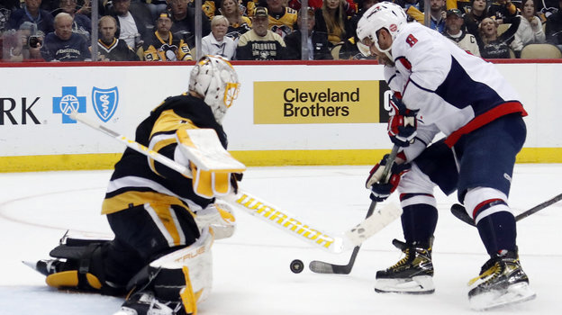    Александр Овечкин против Кейси Десмита в матче «Питтсбург» — «Вашингтон» (4:3). USA Today Sports