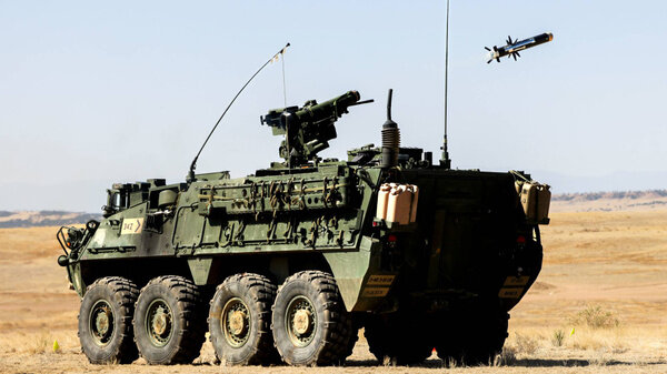Члены боевой группы бригады "Страйкер" запускают ракету "Джавелин". Фото © Getty Images / Michael Ciaglo
